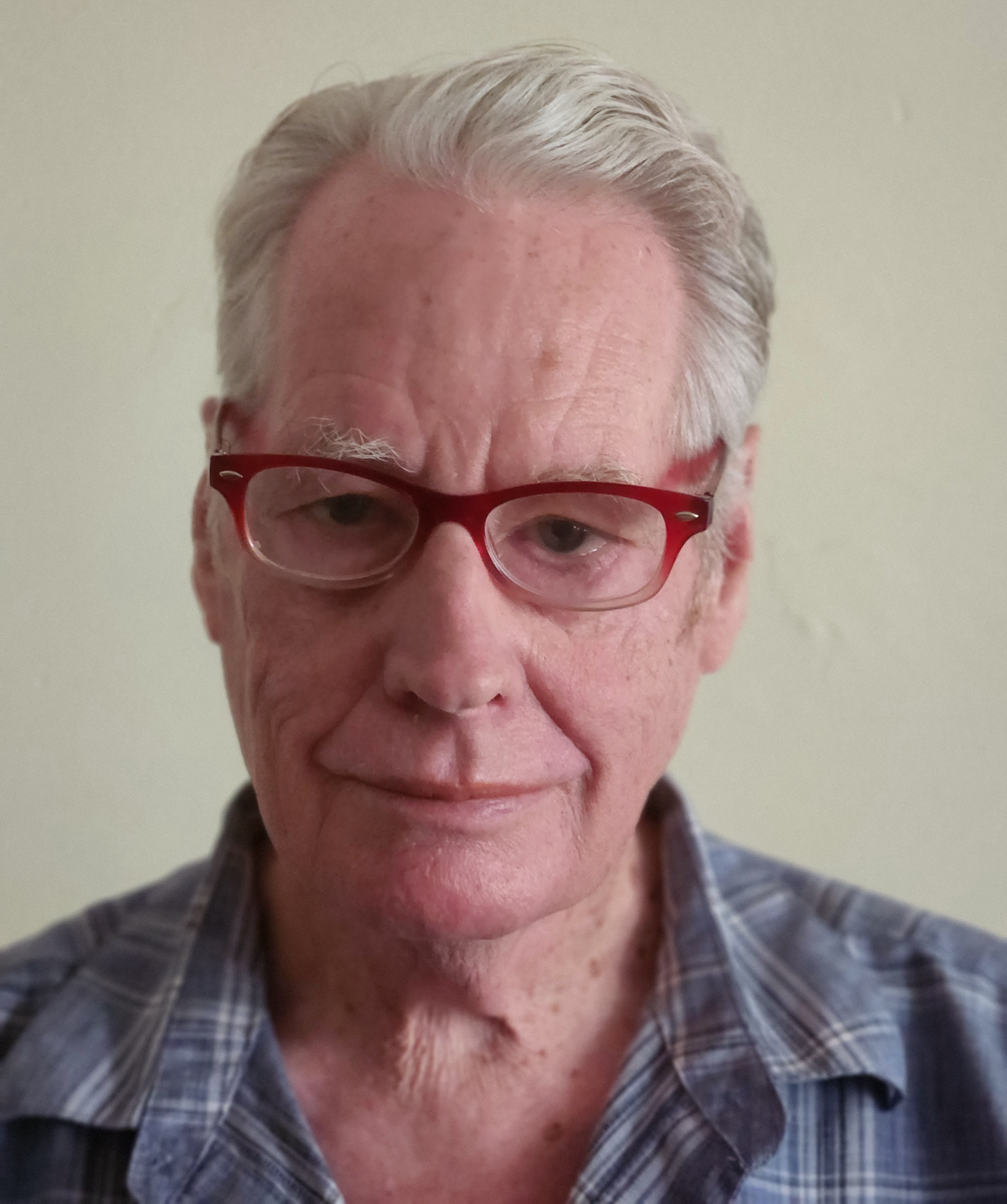 A person with glasses and a blue shirt

AI-generated content may be incorrect.