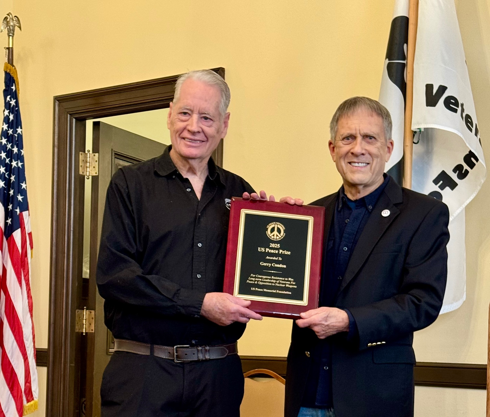 Two men holding a plaque

AI-generated content may be incorrect.