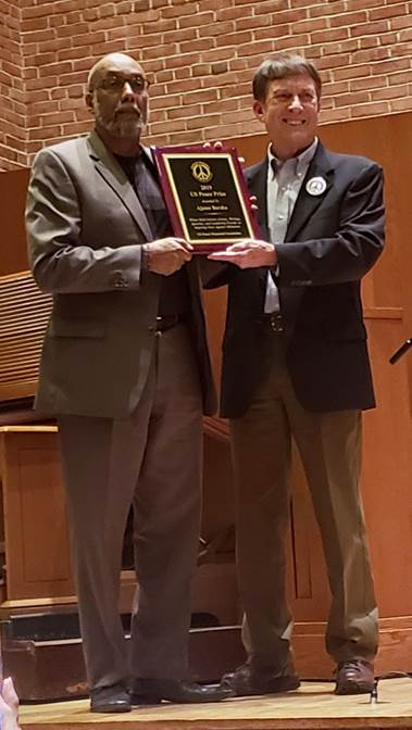 Two men holding a plaque

AI-generated content may be incorrect.