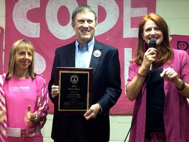 A person holding a plaque and a person holding a microphone

AI-generated content may be incorrect.